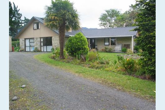 LIFESTYLE PROPERTY TO SUIT THE KIDS AND THE HORSE
