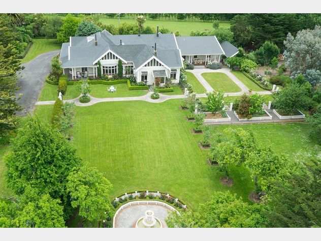 Breathtaking Grand Country Home On 5.6373Ha