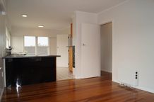 Elevated, sunny two bedroom unit - Glendowie