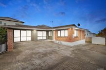 Single Level, Brick & Tile Home in Macleans Zone