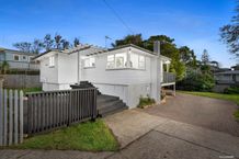 RECENTLY RENOVATED CLASSIC 1960s BUNGALOW